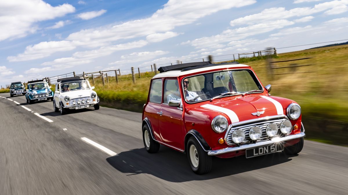 Mini Cooper je jedno z nejcharismatičtějších aut všech dob. Řídili jsme ho přímo v jeho domovině. A byl u toho pan Cooper…